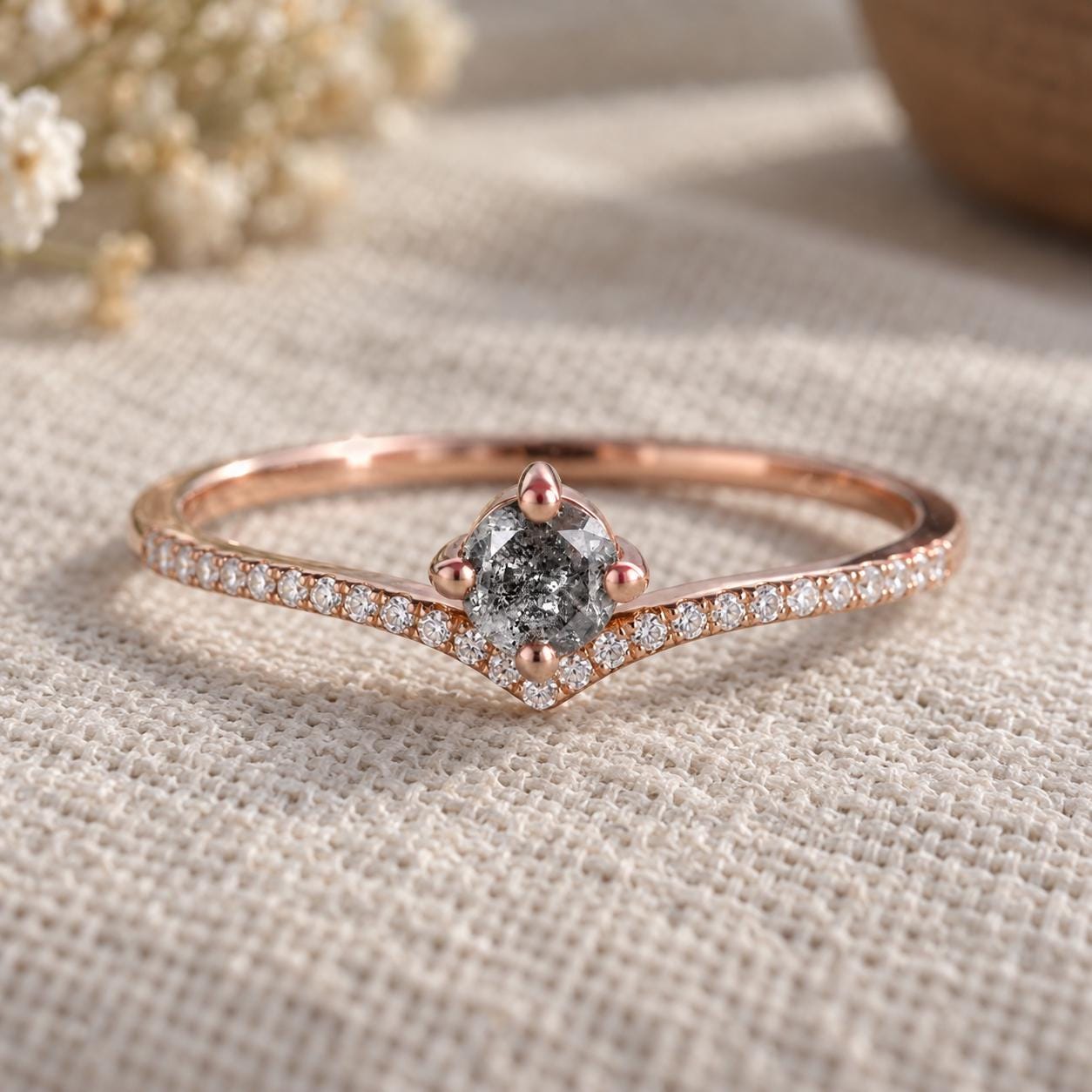 Salt and pepper diamond chevron pavé ring, photo 1