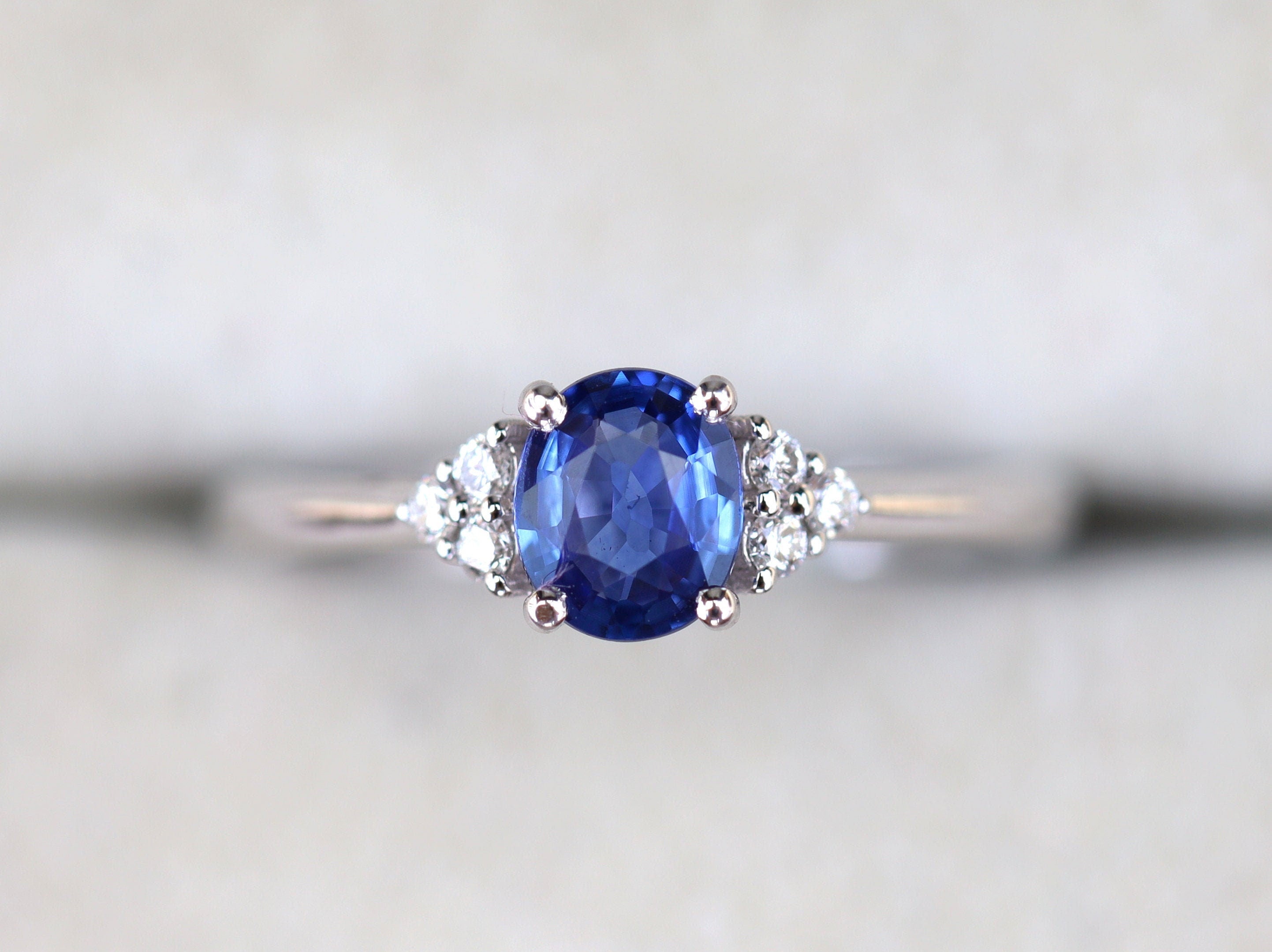 Natural Blue Sapphire Engagement Ring | Art Deco Sapphire and Diamond Design | Verlobungsring -